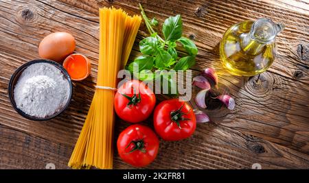 Composizione con spaghetti secchi e ingredienti di pasta Foto Stock