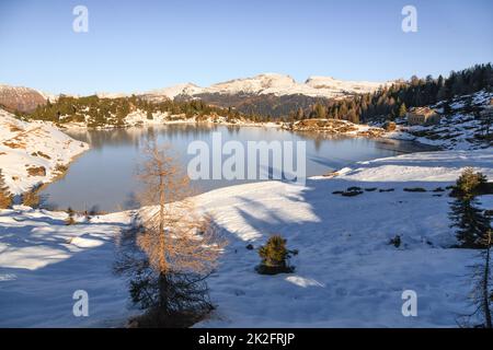 Lago Colbricon vista invernale, San martino di Castrozza, Italia Foto Stock