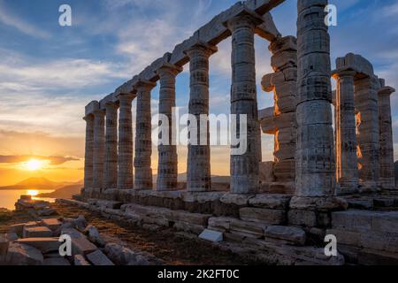 Le rovine del tempio di Poseidone a Capo Sounio al tramonto, in Grecia Foto Stock