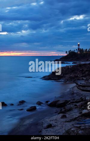 Faro di Kovalam Vizhinjam al tramonto. Kerala, India Foto Stock