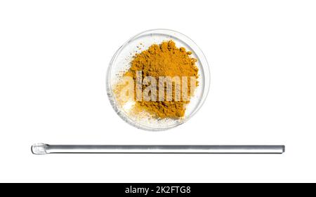Curcuma organico in polvere in vetro da orologio chimico posto accanto all'asta di agitazione. Primo piano ingrediente chimico su tavola bianca da laboratorio. Vista dall'alto Foto Stock