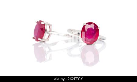 Pietre Ruby Jewel o gemme anello su sfondo bianco con riflessione. Collezione di accessori per gemme naturali. Foto studio Foto Stock