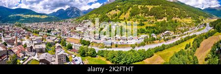 Idilliaco paesaggio alpino e la città di Bormio vista panoramica Foto Stock