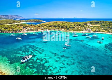 Pakleni otoci Marinkovac isola turchese baia yachting destinazione aerea vista, isola di Hvar Foto Stock