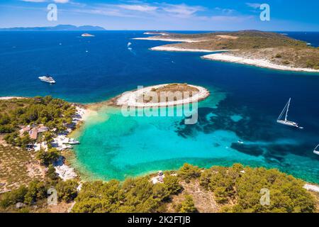 Pakleni otoci Marinkovac isola turchese baia yachting destinazione aerea vista, isola di Hvar Foto Stock