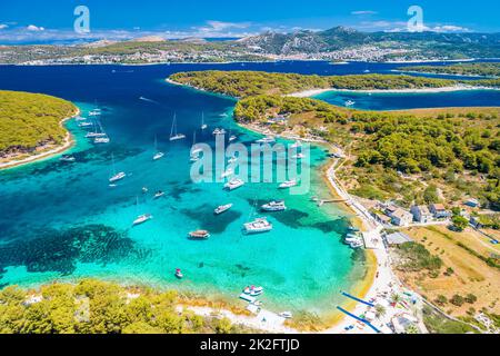 Pakleni otoci Marinkovac isola turchese baia yachting destinazione vista aerea Foto Stock