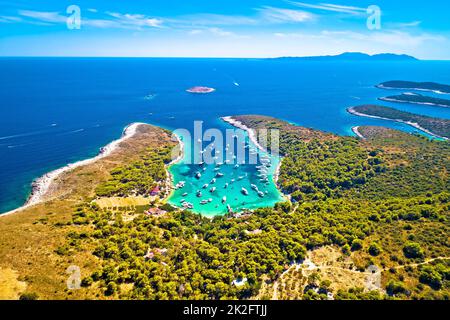 Vista panoramica aerea di Palmizana, baia a vela e spiaggia turchese sulle isole Pakleni Otoci Foto Stock