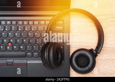 Cuffie professionali sulla tastiera del computer Foto Stock