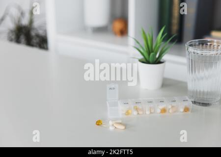 Scatola di pillola medica con dosi di compressa per assumere quotidianamente la medicina con farmaci, capsule Foto Stock