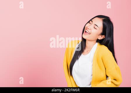 donna in piedi vincendo e sorpreso eccitato urlando ridere Foto Stock