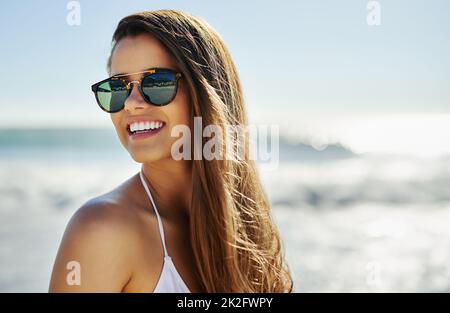 L'estate è uno stato d'animo. Primo piano di una bella giovane donna che trascorre un po' di tempo in spiaggia. Foto Stock