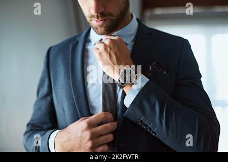 Il vestito perfetto significa una giornata perfetta. Colpo di un uomo irriconoscibile vestirsi a casa. Foto Stock