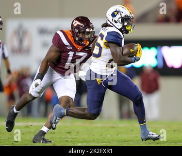 22 settembre 2022: Gli alpinisti del West Virginia che corrono indietro Justin Johnson Jr. (26) portano la palla durante la partita di football NCAA tra gli alpinisti del West Virginia e i Virginia Tech Hokies al Lane Stadium di Blacksburg, Virginia. Greg Atkins/CSM Foto Stock