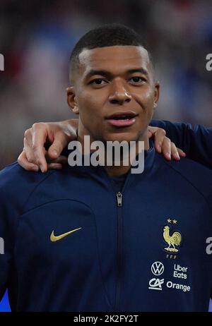 Saint Denis, Francia. 22/09/2022, il francese Kylian Mbappe canta l’inno nazionale davanti alla UEFA Nations League, Gruppo A1, Tour 5 match tra Francia e Austria il 22 settembre 2022 a Saint-Denis, un sobborgo di Parigi, Francia. Foto di Christian Liewig/ABACAPRESS.COM Foto Stock