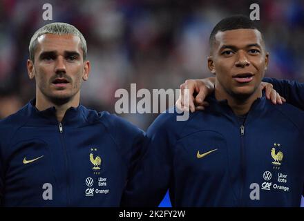 Saint Denis, Francia. 22/09/2022, Antoine Griezmann e Kylian Mbappe in Francia battono l’inno nazionale davanti alla UEFA Nations League, Gruppo A1, Tour 5 match tra Francia e Austria il 22 settembre 2022 a Saint-Denis, un sobborgo di Parigi, Francia. Foto di Christian Liewig/ABACAPRESS.COM Foto Stock