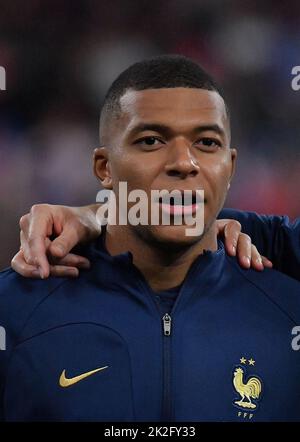 Saint Denis, Francia. 22/09/2022, il francese Kylian Mbappe canta l’inno nazionale davanti alla UEFA Nations League, Gruppo A1, Tour 5 match tra Francia e Austria il 22 settembre 2022 a Saint-Denis, un sobborgo di Parigi, Francia. Foto di Christian Liewig/ABACAPRESS.COM Foto Stock