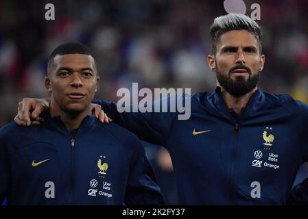 Saint Denis, Francia. 22/09/2022, Kylian Mbappe e Olivier Giroud cantano l’inno nazionale davanti alla UEFA Nations League, Gruppo A1, Tour 5 match tra Francia e Austria il 22 settembre 2022 a Saint-Denis, un sobborgo di Parigi, Francia. Foto di Christian Liewig/ABACAPRESS.COM Foto Stock