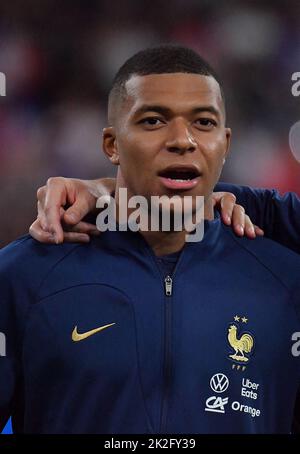 Saint Denis, Francia. 22/09/2022, il francese Kylian Mbappe canta l’inno nazionale davanti alla UEFA Nations League, Gruppo A1, Tour 5 match tra Francia e Austria il 22 settembre 2022 a Saint-Denis, un sobborgo di Parigi, Francia. Foto di Christian Liewig/ABACAPRESS.COM Foto Stock