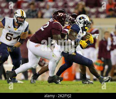 22 settembre 2022: Gli alpinisti del West Virginia che corrono indietro Justin Johnson Jr. (26) portano la palla durante la partita di football NCAA tra gli alpinisti del West Virginia e i Virginia Tech Hokies al Lane Stadium di Blacksburg, Virginia. Greg Atkins/CSM Foto Stock