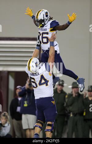 22 settembre 2022: Gli alpinisti del West Virginia che corrono indietro Justin Johnson Jr. (26) e l'offensivo lineman Zach Frazier (54) celebrano un touchdown durante la partita di football NCAA tra gli alpinisti del West Virginia e i Virginia Tech Hokies al Lane Stadium di Blacksburg, Virginia. Greg Atkins/CSM Foto Stock