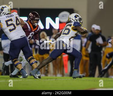 22 settembre 2022: Gli alpinisti del West Virginia che corrono indietro Justin Johnson Jr. (26) segnano un touchdown durante la partita di football NCAA tra gli alpinisti del West Virginia e i Virginia Tech Hokies al Lane Stadium di Blacksburg, Virginia. Greg Atkins/CSM Foto Stock