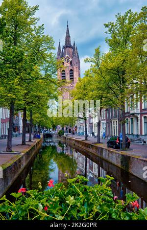 Delt canale con biciclette e auto parcheggiate lungo. Delft, Paesi Bassi Foto Stock