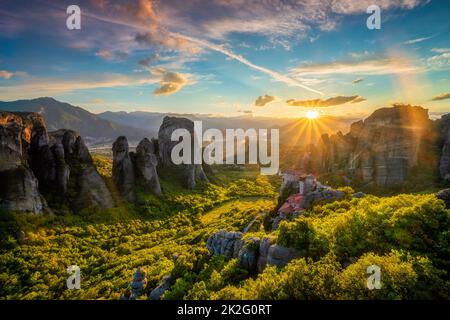Tramonto sui monasteri di Meteora Foto Stock