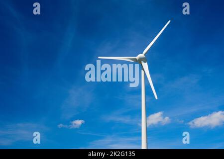 Vento generatore di turbine in cielo Foto Stock