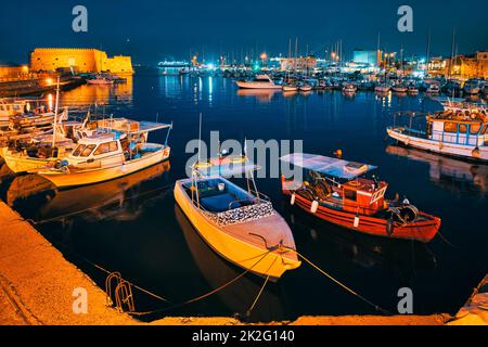 Fortezza Veneziana a Heraklion e barche da pesca ormeggiate, Creta, Grecia Foto Stock