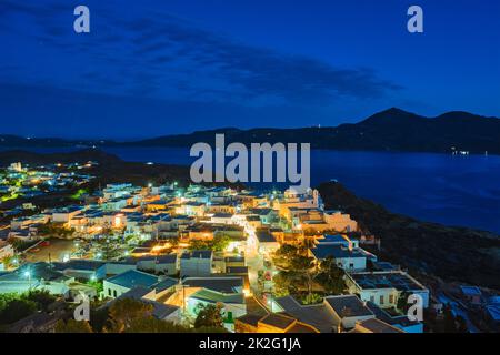 Vista aerea della città greca Plaka in serata. Isola di Milos, Grecia Foto Stock
