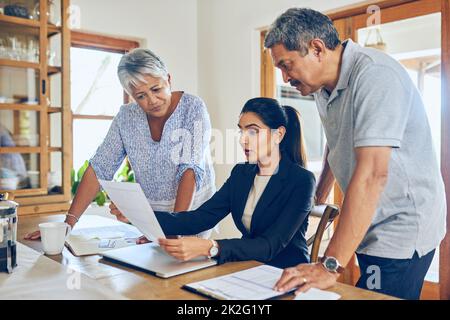 Abbiamo una gamma di portafogli di pensione in offerta. Shot di una coppia matura che ottiene il consiglio dal loro consulente finanziario nel paese. Foto Stock