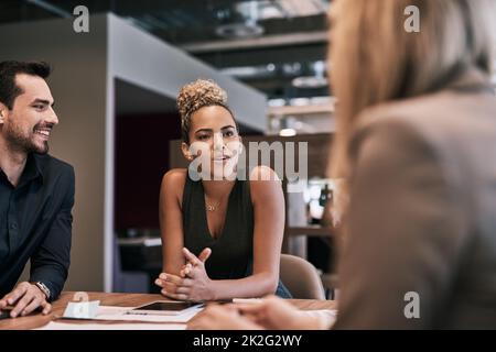 Ceneri il team manager che sa guidare. Shot di un gruppo di uomini d'affari che hanno una riunione in un ufficio. Foto Stock