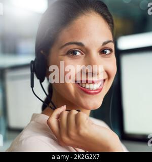 Pronto a fornirvi il supporto clienti più efficiente. Ritratto di un giovane agente del call center che lavora in ufficio. Foto Stock