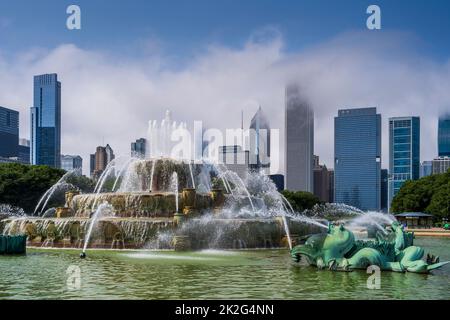 Buckingham Fountain con lo skyline della città sullo sfondo, Chicago, Illinois, USA Foto Stock