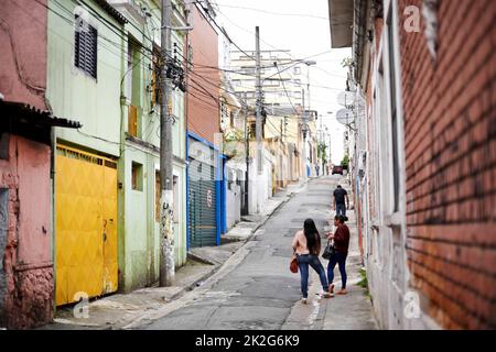 Benvenuti al ghetto. Una strada in una città povera. Foto Stock