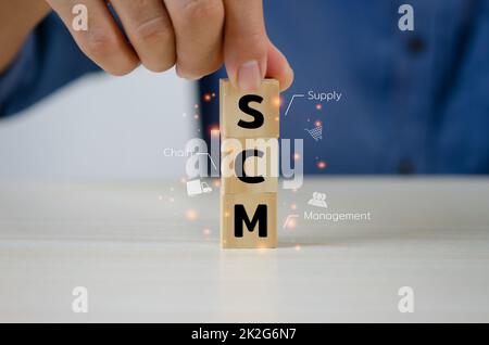 Mano messo cubi di legno SCM Supply Chain Management .Business concetto di marketing Foto Stock