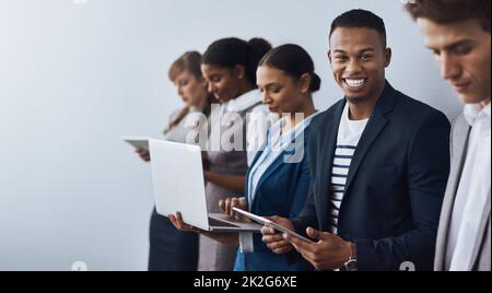 Im gli darà il mio colpo migliore. Scatto corto di un gruppo di giovani uomini d'affari in attesa in fila per le loro interviste. Foto Stock