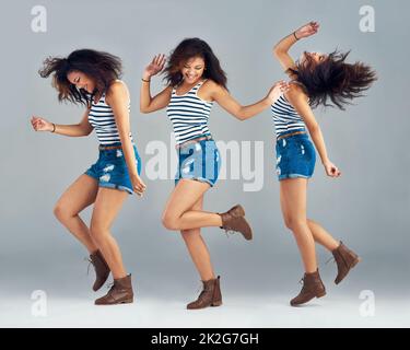 Shes uno spirito libero. Immagine composita di una giovane donna spensierata in posa in studio. Foto Stock