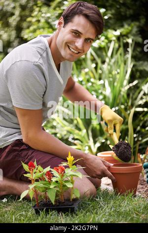 Il giardinaggio può essere così rilassante. Ritratto di un bel giovane giardinaggio all'aperto. Foto Stock