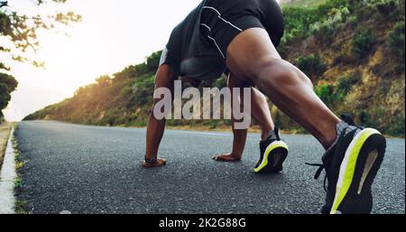 Volate verso lo stile di vita che desiderate. Scatto retrospettivo di un giovane sportivo che si esercita all'aperto. Foto Stock