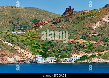 Villaggio di pescatori greco con tradizionali case bianche imbiancate a Milos isola Foto Stock