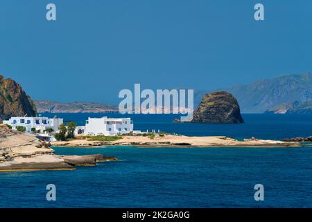 Villaggio di pescatori greco con tradizionali case bianche imbiancate a Milos isola Foto Stock