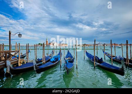 Gondole e nella laguna di Venezia vicino a piazza San Marco. Venezia, Italia Foto Stock