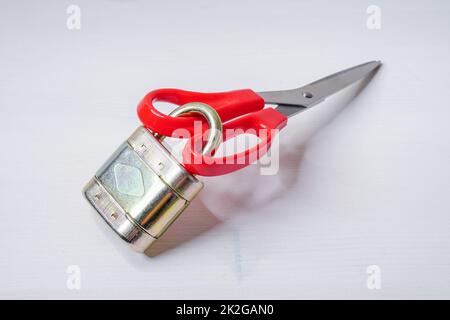 Sicurezza in casa o sicurezza dei bambini, forbici con lucchetto Foto Stock