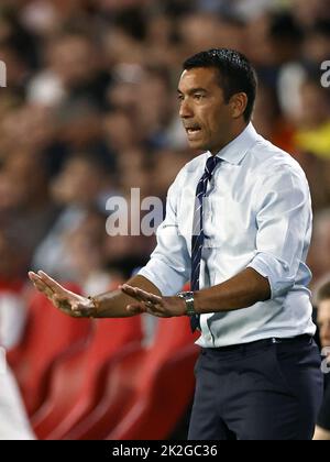 EINDHOVEN - allenatore del Rangers FC Giovanni van Bronckhorst durante la partita di play-off della UEFA Champions League tra il PSV Eindhoven e il Rangers FC al Phillips Stadium il 24 agosto 2022 a Eindhoven, Paesi Bassi. ANP | Dutch Height | Maurice van Steen Foto Stock