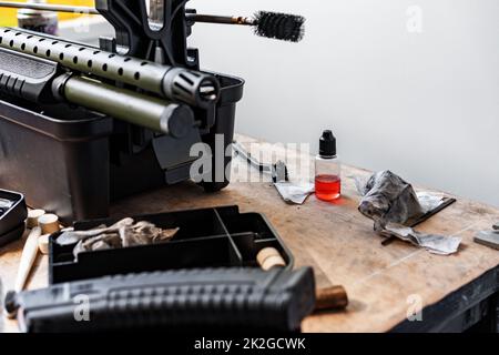 Fucile automatico in piedi sul tavolo del laboratorio di armi. Foto Stock