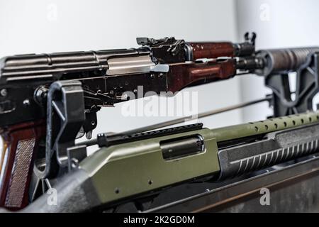 Fucile automatico in piedi sul tavolo del laboratorio di armi. Foto Stock