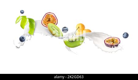 Spruzzi di gustoso scuotere il latte con frutta fresca volando su sfondo bianco Foto Stock