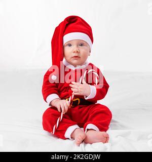 Il più grande dono di tutti. Studio girato di un ragazzino vestito in costume di santa. Foto Stock