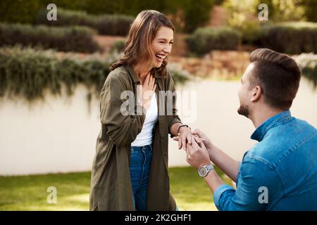 Non riesco ad immaginare la mia vita senza di te. Scatto corto di un giovane che propone alla sua ragazza. Foto Stock